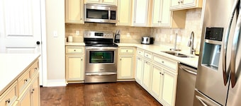 Immaculate Saint Simons Townhouse 3 Bed/2.5 Bath, Pool, 2 Bikes, Pets Welcome