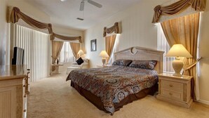 5 bedrooms, in-room safe, iron/ironing board, travel crib - 5 BR / 4 BA Villa, Wi-fi Private South Facing Pool (Davenport)