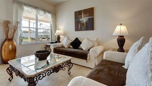 Smart TV, DVD player, foosball, table tennis - 5 BR / 4 BA Villa, Wi-fi Private South Facing Pool (Davenport)