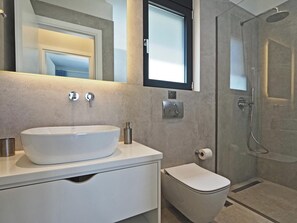 Secador de cabelo, toalhas de banho