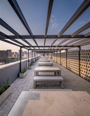 Outdoor dining - Beautiful Modern Industrial apartment in the heart of Johannesburg Jozi Maboneng (Johannesburg)