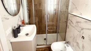 Bruser, hårtørrer, bidet, håndklæder