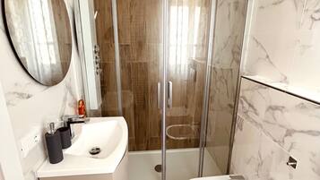 Doccia, asciugacapelli, bidet, asciugamani