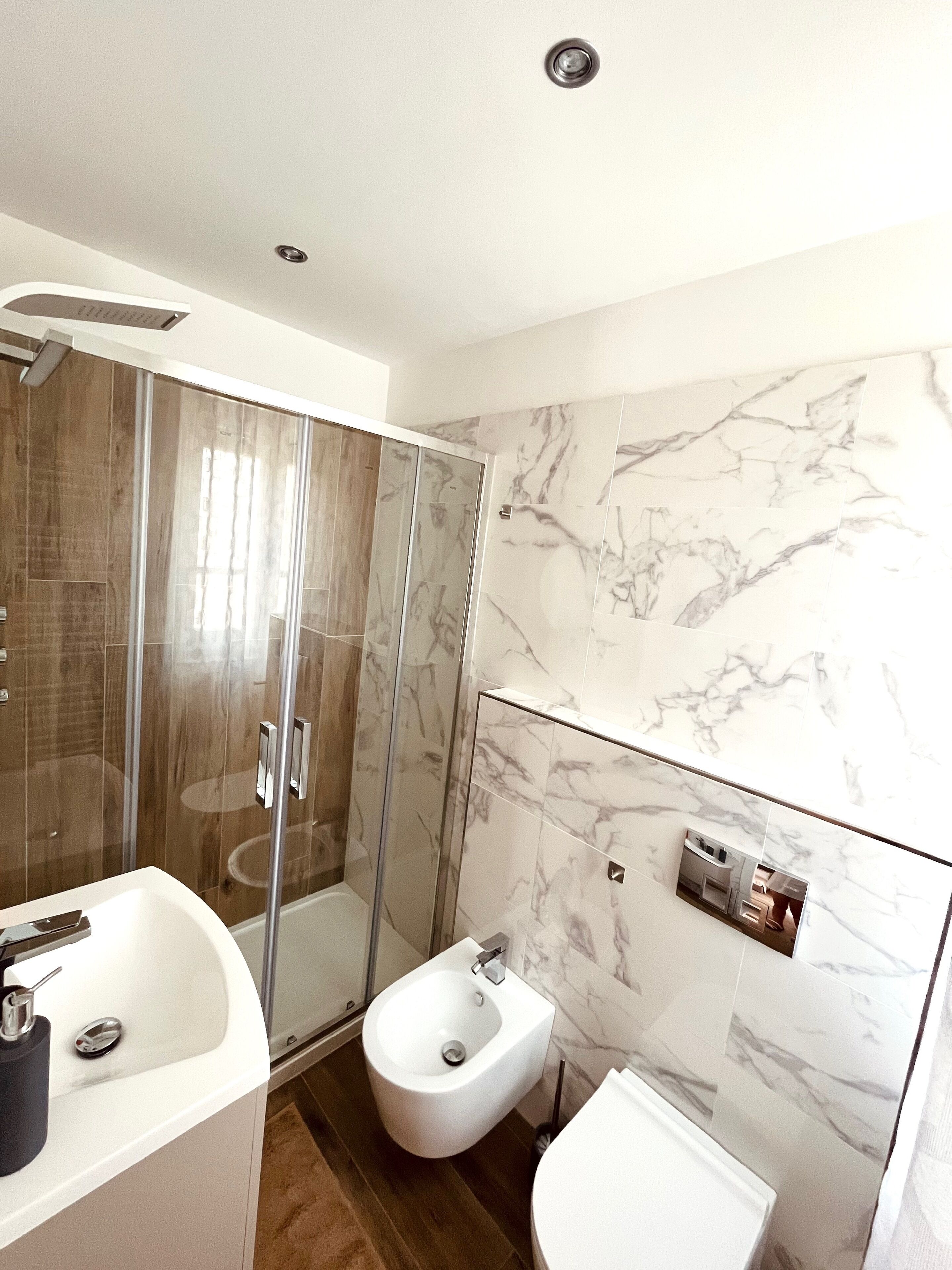 Doccia, asciugacapelli, bidet, asciugamani