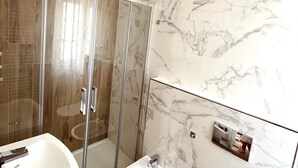 Bruser, hårtørrer, bidet, håndklæder
