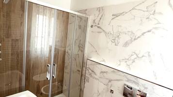 Doccia, asciugacapelli, bidet, asciugamani