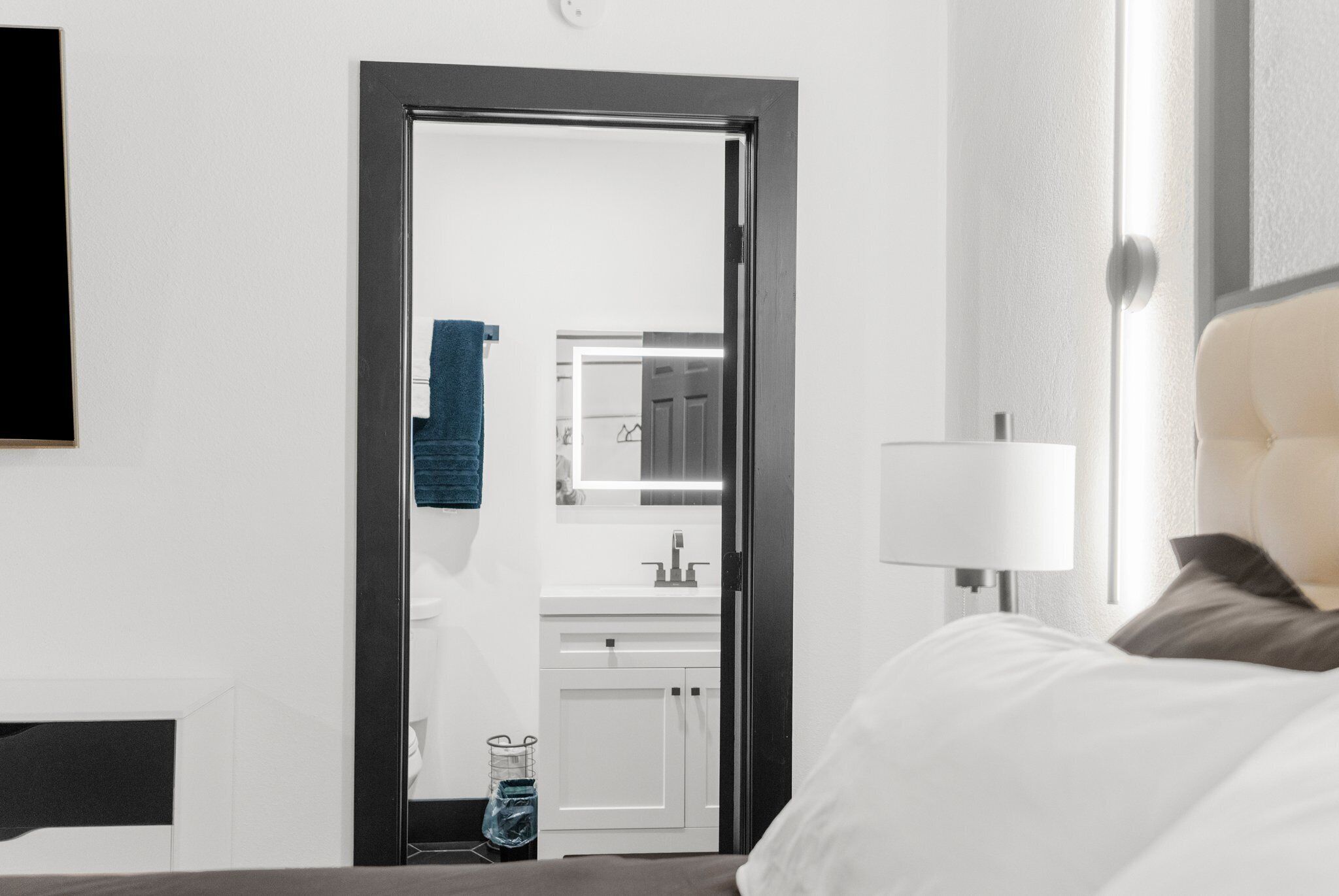 3 habitaciones, escritorio y tabla de planchar con plancha 