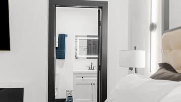 3 habitaciones, escritorio y tabla de planchar con plancha