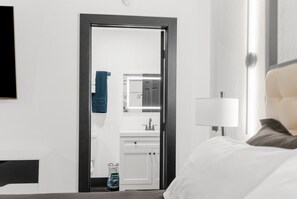 3 quartos, escrivaninha, ferros/tábuas de passar roupa, berço de viagem