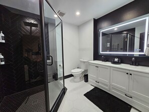 Dusche, Haartrockner, Bidet, Handtücher
