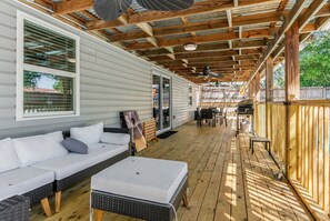 Outdoor dining - Adventure Coast Modern; 3/3 Pool w/ Firepit, Fenced, Heated Pool (Spring Hill)