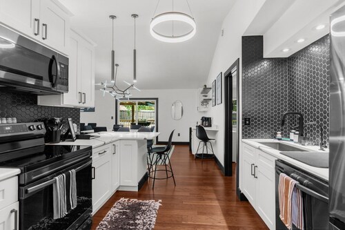 Adventure Coast Modern; 3/3 Pool w/ Firepit, Fenced, Heated Pool