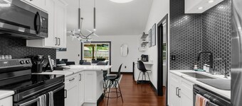 Adventure Coast Modern; 3/3 Pool w/ Firepit, Fenced, Heated Pool