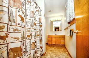 Serviettes fournies, savon, shampooing, papier de toilette