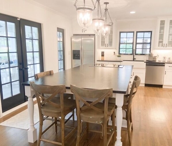 Dining - Well-Appointed South CLT Ranch - Chef's Kitchen/King En Suite/Gas Fire Pit (Charlotte)