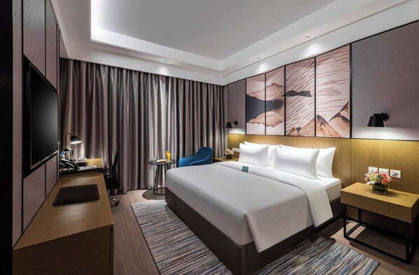 Executive Suite | 1 bedroom, minibar, in-room safe, desk