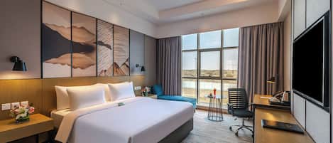 Executive Suite | 1 bedroom, minibar, in-room safe, desk