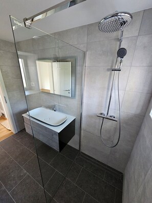 Haartrockner, Handtücher, Seife, Toilettenpapier