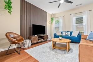 Smart TV, books - Central to RTJ, Downtown Auburn & Opelika - Sleeps 12 - Memory Foam Mattresses (Opelika)