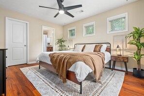 4 bedrooms, desk, iron/ironing board, free WiFi - Central to RTJ, Downtown Auburn & Opelika - Sleeps 12 - Memory Foam Mattresses (Opelika)