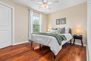4 bedrooms, desk, iron/ironing board, free WiFi - Central to RTJ, Downtown Auburn & Opelika - Sleeps 12 - Memory Foam Mattresses (Opelika)