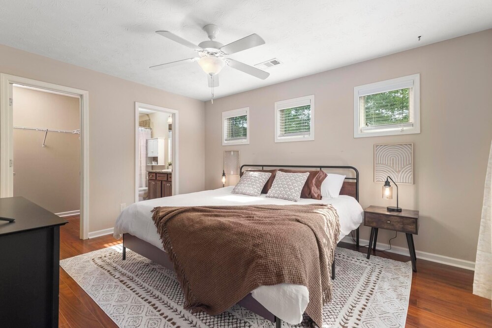 Central to RTJ, Downtown Auburn & Opelika Sleeps 12 Memory Foam