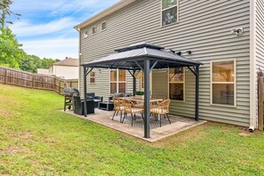 Outdoor dining - Central to RTJ, Downtown Auburn & Opelika - Sleeps 12 - Memory Foam Mattresses (Opelika)