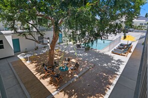 Outdoor dining - Beautiful Studio in Mar Vista near huge park and Trader Joe's! (Los Angeles)