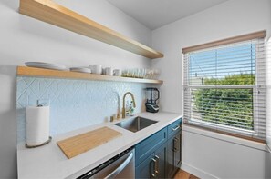 Fridge, microwave, oven, stovetop - Beautiful Studio in Mar Vista near huge park and Trader Joe's! (Los Angeles)