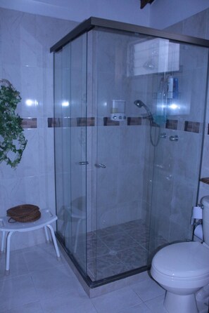 Hair dryer, towels, soap, shampoo - Modern 2br House in Laureles - Short Walk to Metro Estadio (Medellín)
