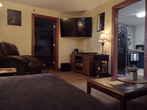 2 bedrooms, desk, iron/ironing board, free WiFi - Cozy corner lot will provide a comfortable space for a couple or small family.  (Ishpeming)