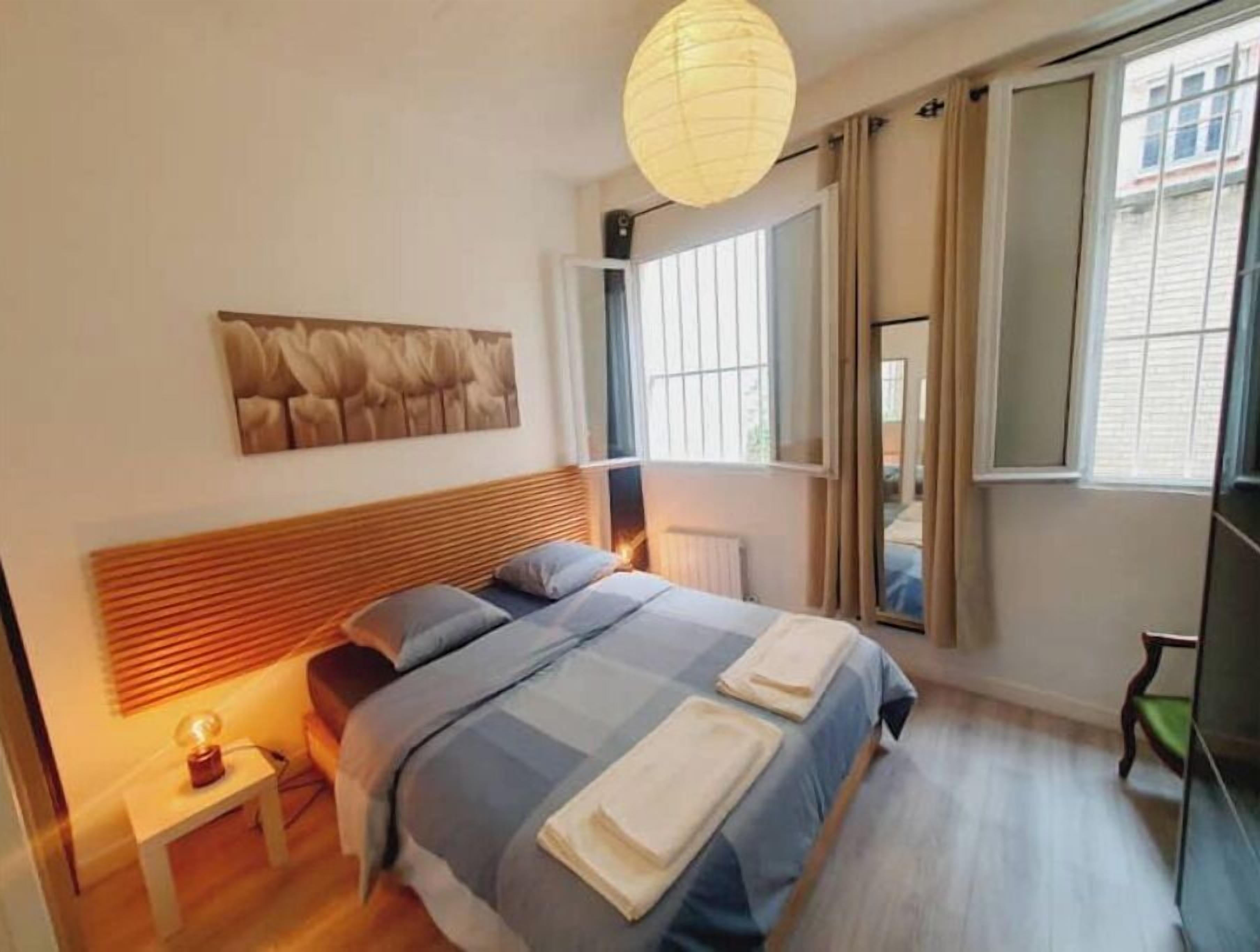 2 slaapkamers, een strijkplank/strijkijzer, gratis wifi, beddengoed