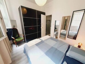 2 slaapkamers, een strijkplank/strijkijzer, gratis wifi, beddengoed