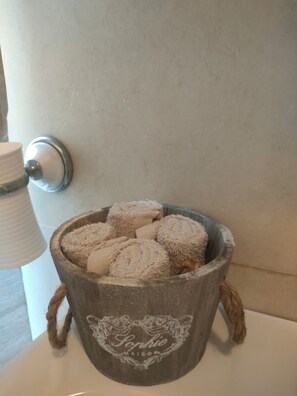 Hair dryer, towels, soap, toilet paper - B&b Casa Venere is your comfort, your magic, the best for your vacation. (Ferrara)