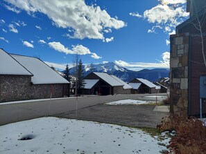 Exterior - Mt Crested Butte views from the hot tub and a very short walk to the lifts.
(Crested Butte)