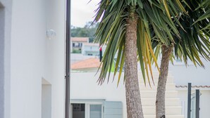 A narrow outdoor corridor with a wooden bench, a hat, and a woven basket. - Studio apartments Yucca 2min to the sea (Trogir)