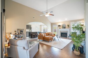 Living area - Game Room - Patio + Grill - Sleeps 9 - King Bed (Clarksville)