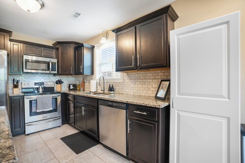 Game Room - Patio + Grill - Sleeps 9 - King Bed