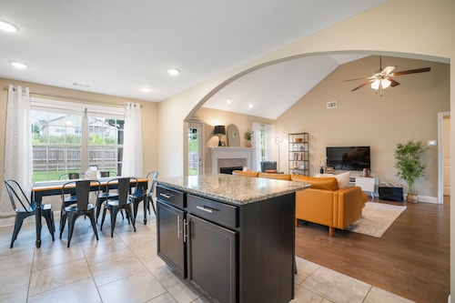 Game Room - Patio + Grill - Sleeps 9 - King Bed