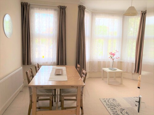 Bright, Spacious, 2 Bed 1st Floor Apartment, Elizabeth & Central Lines