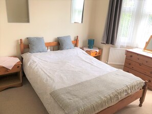 2 bedrooms, desk, iron/ironing board, free WiFi - Bright, Spacious, 2 Bed 1st Floor Apartment, Elizabeth & Central Lines (London)