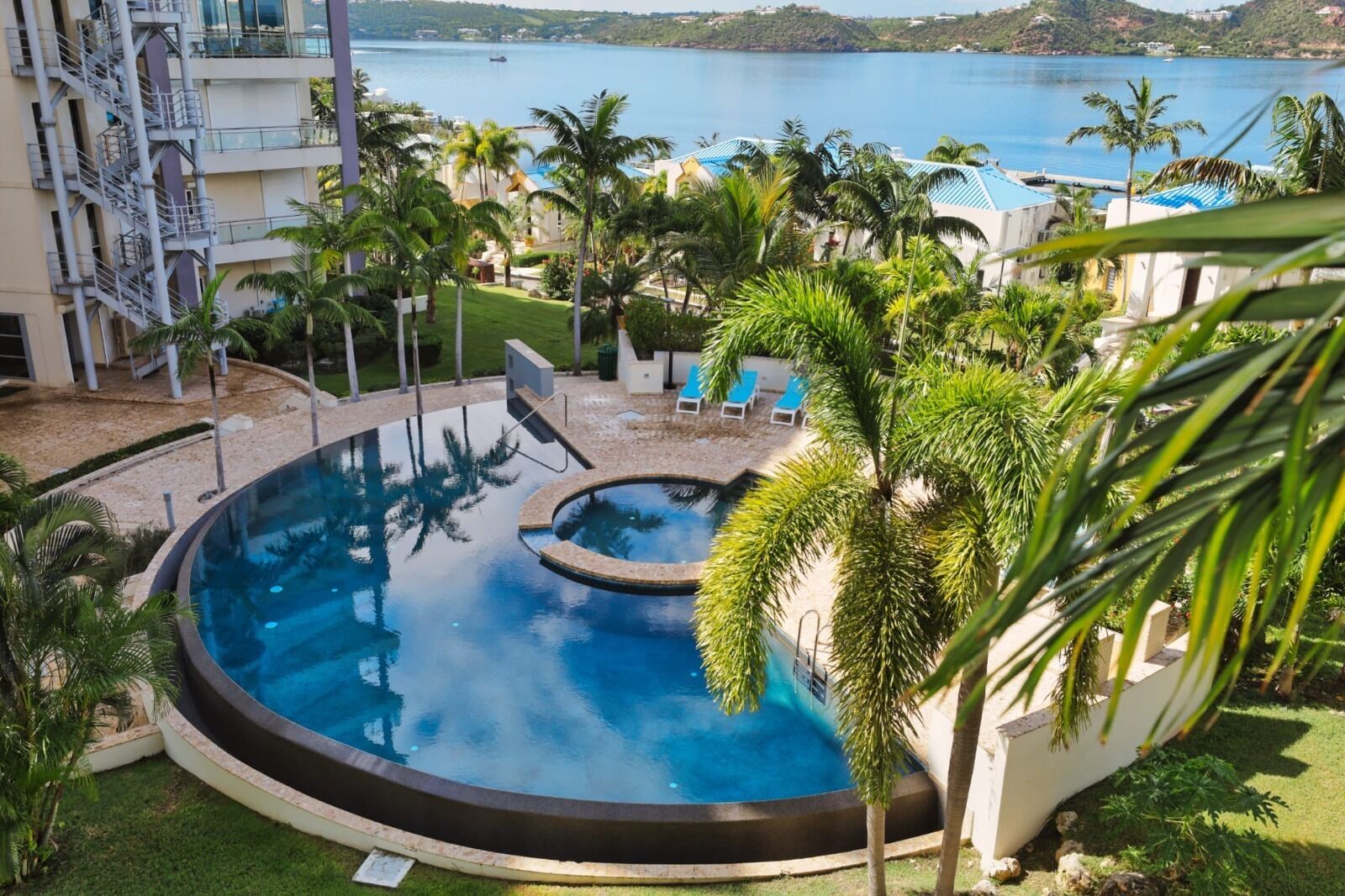 Een buitenzwembad en een verwarmd zwembad