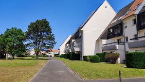 A residential building with a central pathway, surrounded by well-maintained lawns and trees. - Studio/cabine "Les Corsaires" (Berck)