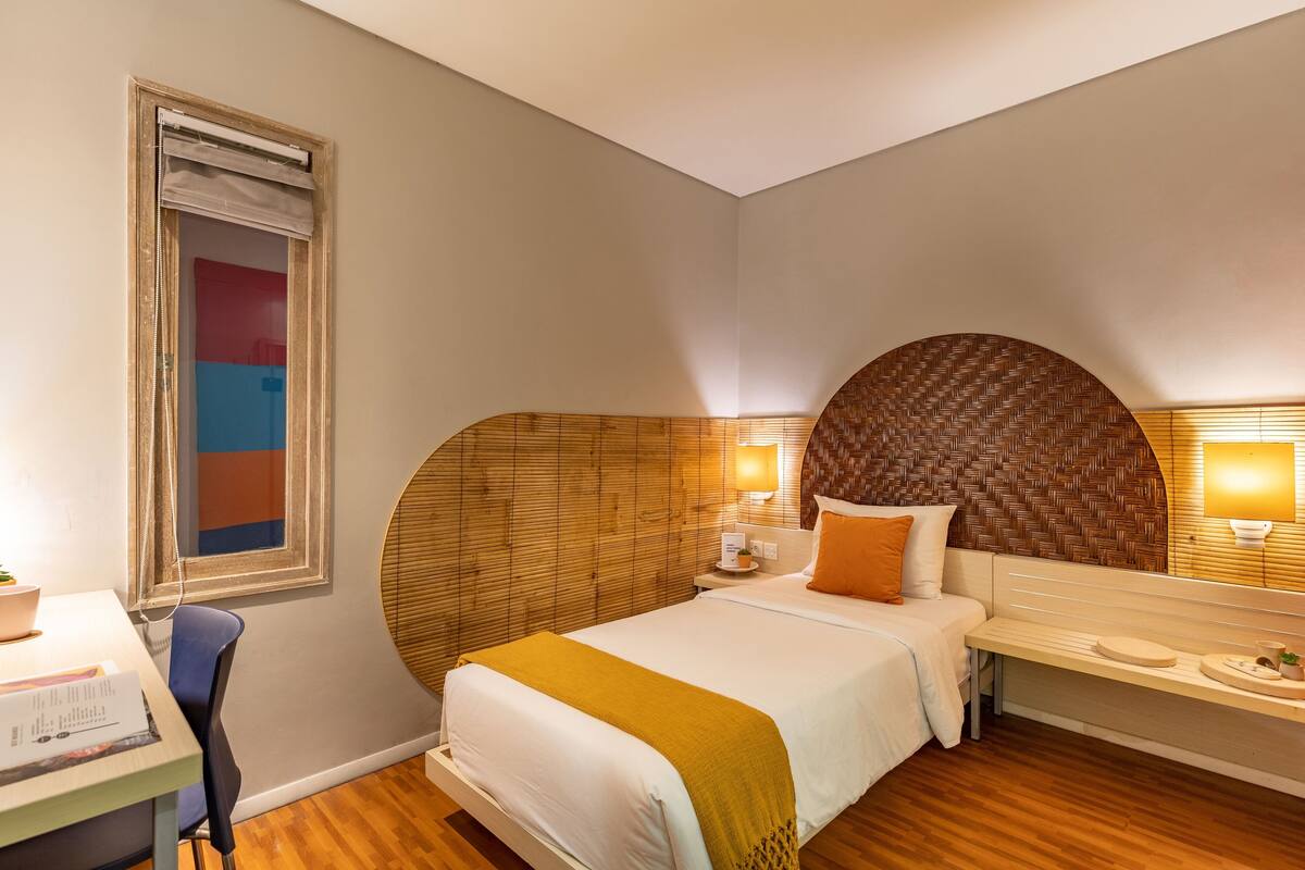 Quarto solteiro | 1 quarto, escrivaninha, espaço de trabalho para notebook