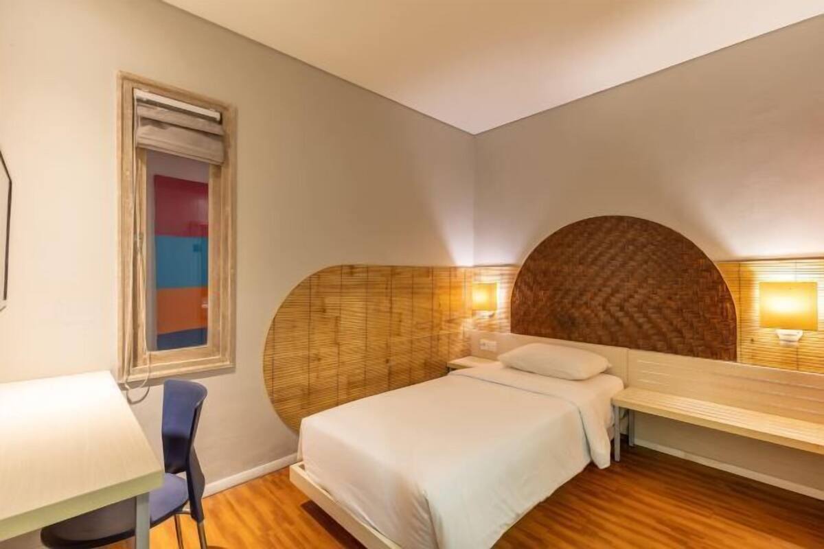 Desk, laptop workspace, WiFi (free), bed sheets