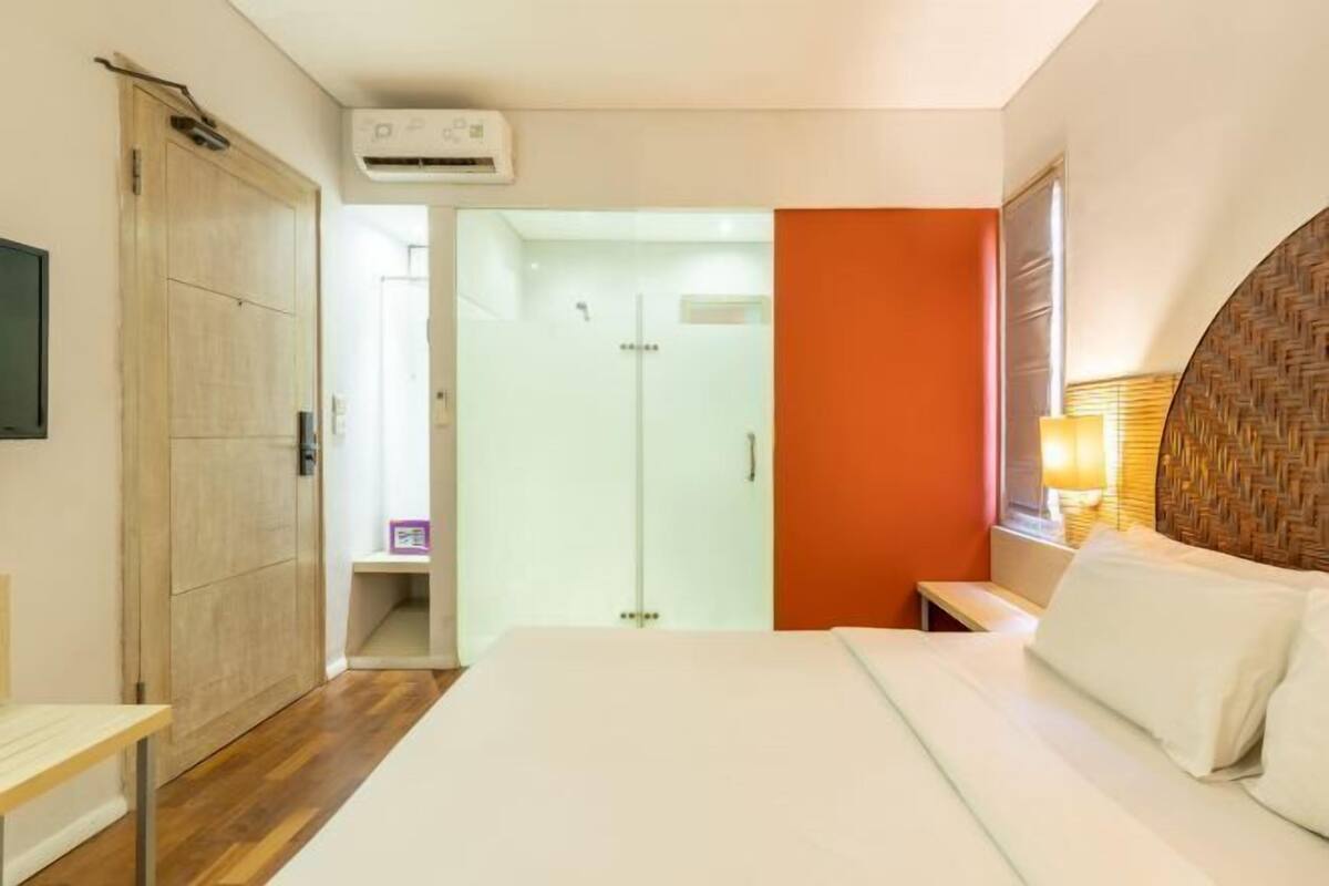 Desk, laptop workspace, WiFi (free), bed sheets