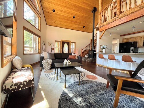 Charming Cabin for a Perfect Family Winter Getaway, Firepit, Fenced, Game Room