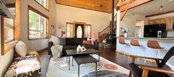 Charming Cabin for a Perfect Family Winter Getaway, Firepit, Fenced, Game Room