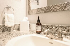 Secadora de cabello, toallas, jabón, shampoo 