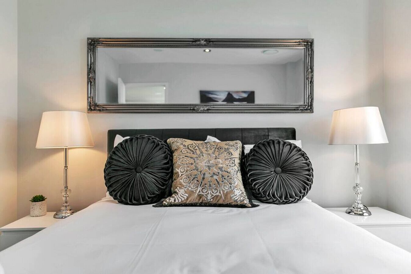 2 bedrooms, desk, WiFi